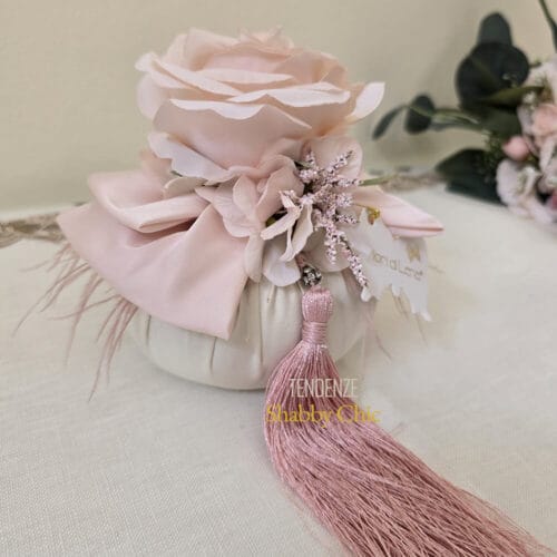 Pouf bon bon Fiori di Lena in seta con rosa cipria, fiocco e nappina rosa, perfetto come bomboniera o decorazione romantica profumata.