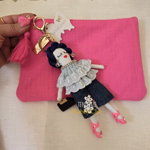 Pochette Fiori di Lena in lino fucsia con portachiavi bambolina Brigitte dallo stile elegante e fashion, lavorazione artigianale italiana.
