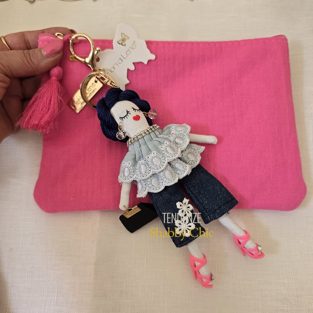 Pochette Fiori di Lena in lino fucsia con portachiavi bambolina Brigitte dallo stile elegante e fashion, lavorazione artigianale italiana.