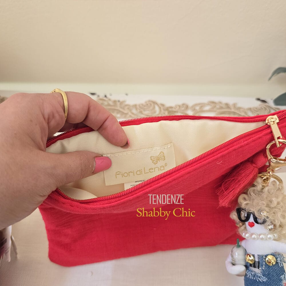 Fiori di Lena Pochette in lino rosso con bambolina Brigitte 3 Fiori di Lena Pochette in lino rosso con bambolina Brigitte - immagine 3