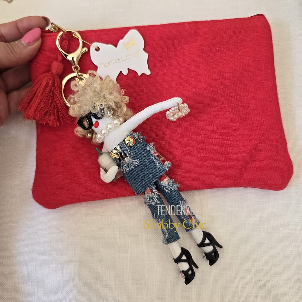 Fiori di Lena Pochette in lino rosso con bambolina Brigitte 1 Pochette Fiori di Lena in lino rosso con portachiave bambolina Brigitte in denim, accessorio handmade spiritoso e femminile.