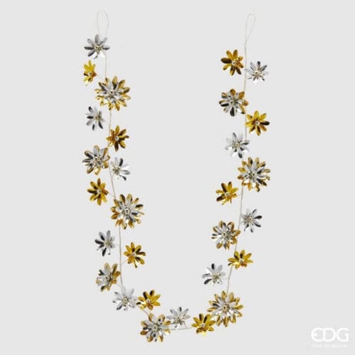 Festone con fiori lucidi dorati e argentati, disposti lungo un filo bianco, ideale per decorazioni natalizie.