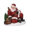 Statua natalizia in resina con Babbo Natale addormentato, sacco con regali e scoiattolo su base innevata