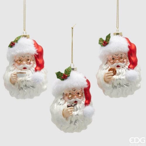 Decorazione natalizia in vetro raffigurante Babbo Natale con cappello rosso, disponibile in tre varianti con biscotto, tazza o pipa.
