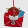 Addobbo natalizio in tessuto a forma di busta rossa con dettagli decorativi, cappello di Babbo Natale e lettera per il Polo Nord.