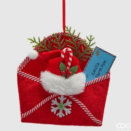 Addobbo natalizio in tessuto a forma di busta rossa con dettagli decorativi, cappello di Babbo Natale e lettera per il Polo Nord.