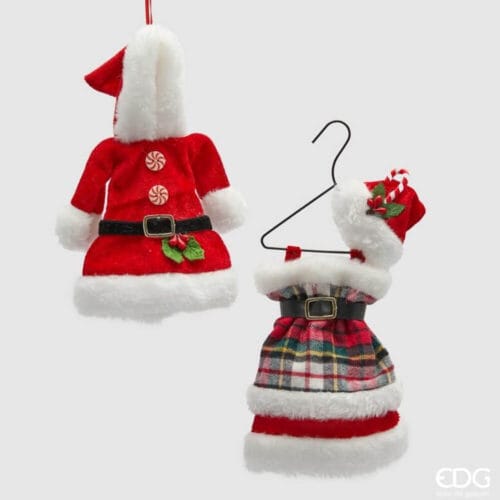 Due addobbi natalizi a forma di vestitino in tessuto: uno rosso con cappuccio e l’altro con fantasia scozzese, entrambi con rifiniture in peluche bianco.