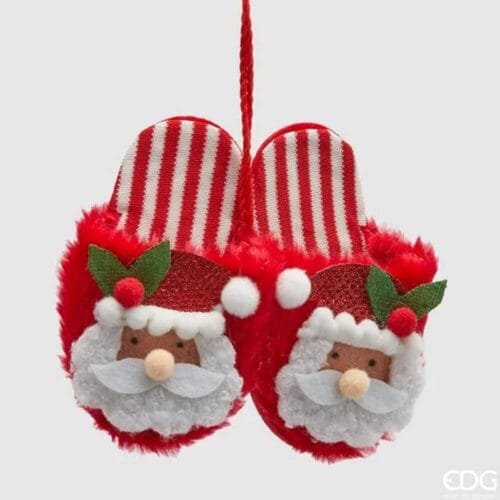 Addobbo natalizio in tessuto con due ciabatte rosse a righe e volto di Babbo Natale in feltro e peluche, con dettagli festivi.