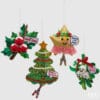 Quattro addobbi natalizi in tessuto con soggetti allegri: albero, stella, agrifoglio e vischio decorati con frasi e dettagli glitterati.
