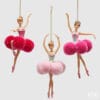 Tre decorazioni natalizie a forma di ballerina con tutu rosa in pon pon e dettagli brillanti, in diverse pose danzanti.