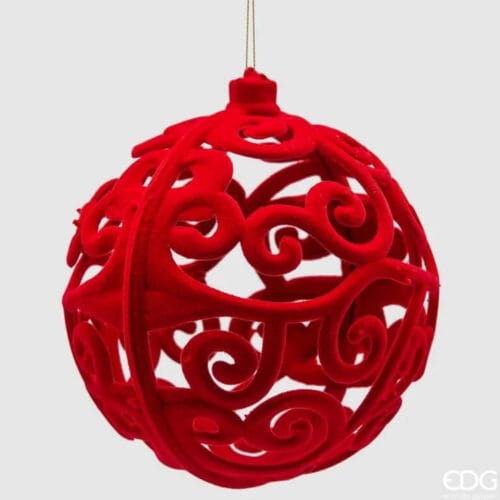 Palla natalizia decorativa rossa in velluto con struttura traforata a motivi ornamentali ricci.
