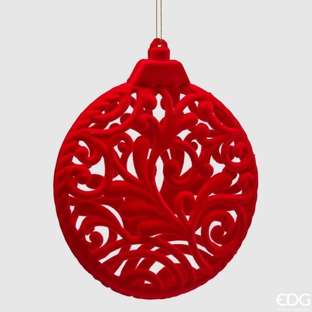 Medaglione decorativo natalizio in velluto rosso con disegno traforato a volute floreali.