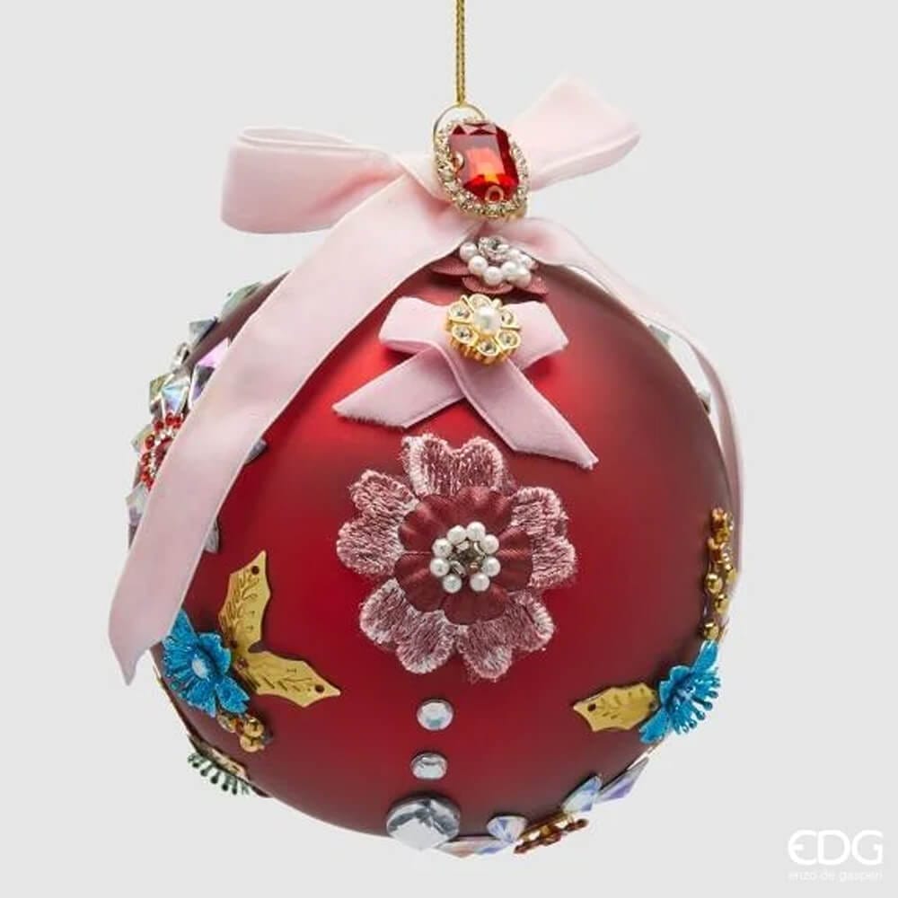 Palla natalizia in vetro bordeaux con fiocco rosa, fiori ricamati, perle e gemme decorative.