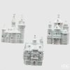 Decorazione natalizia EDG a forma di castello bianco con effetto neve e luce interna, dotata di nastro per appenderla.