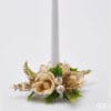 Corona decorativa EDG con tre fiori di magnolia avorio, bacche e rami glitterati dorati, perfetta per candele.