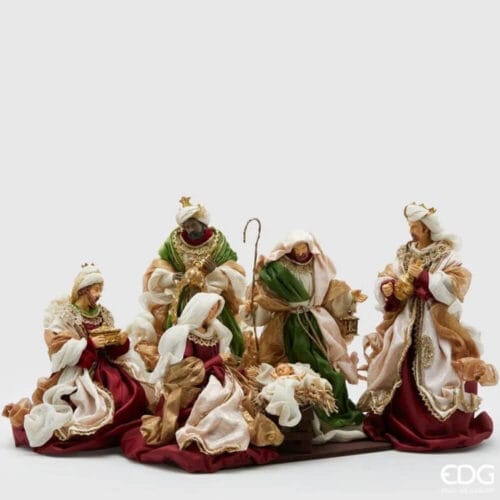 Presepe EDG con Sacra Famiglia e Re Magi, abiti in tessuti ricercati, decorazioni dorate e dettagli artigianali.
