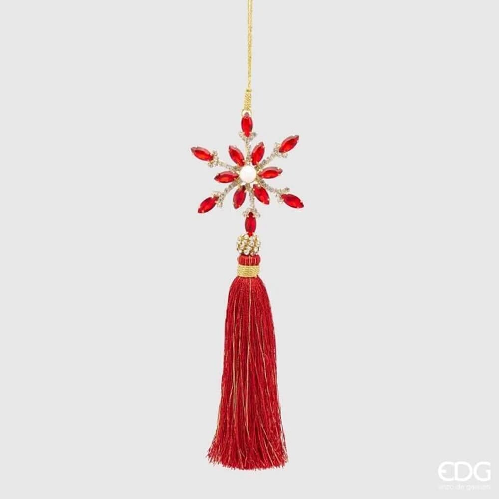 EDG Flocon de neige avec perle et pompon rouge H21 cm 1 Decorazione natalizia a forma di fiocco di neve con cristalli rossi, perla centrale e nappa rossa pendente.