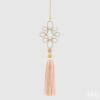Decorazione pendente con nappa rosa e arabesco in cristalli trasparenti effetto diamante.
