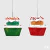Decorazione natalizia a forma di cupcake in clay con glassa bianca e dettagli zuccherosi rossi o verdi.