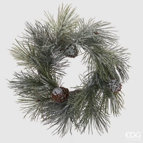 Corona decorativa EDG con aghi lunghi di pino innevati e pigne marroni, su base intrecciata naturale, diametro 50 cm.