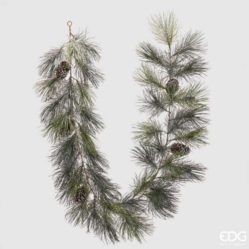 Festone decorativo EDG lungo 183 cm, con aghi di pino innevati e pigne naturali su ramo flessibile.