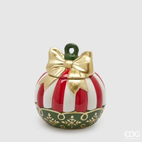 Contenitore natalizio in ceramica a forma di palla con fiocco dorato, strisce rosse e bianche, e decori verdi con fiocchi di neve dorati.