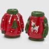 Due contenitori natalizi in ceramica smaltata a forma di maglione rosso con dettagli verdi, uno con albero di Natale e uno con renna bianca.