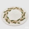 Sottopiatto decorativo tondo con perline bianche e ghirlanda di agrifoglio in verde e oro, finemente lavorato.