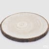 Base tonda in legno con corteccia a vista e superficie liscia chiara, ideale come centrotavola o vassoio decorativo.