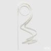 Trois décorations blanches en spirale avec une surface pailletée et une structure flexible.
