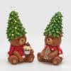 Due orsetti natalizi decorativi in resina con cappello a forma di albero di Natale illuminato da luci LED e dettagli festivi.