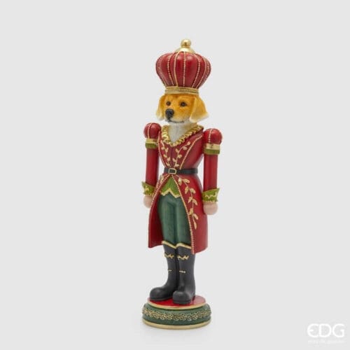 Statua decorativa di labrador vestito da re con mantello rosso, pantaloni verdi e corona dorata.