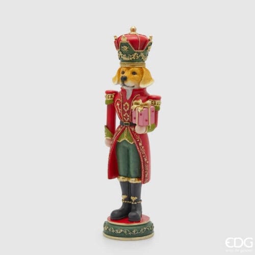 Statua decorativa di labrador vestito con mantello rosso, pacco dono pantaloni verdi e corona dorata.
