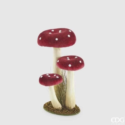 Decorazione composta da tre funghi in tessuto rosso con pois bianchi e gambo chiaro, su base naturale effetto muschio.