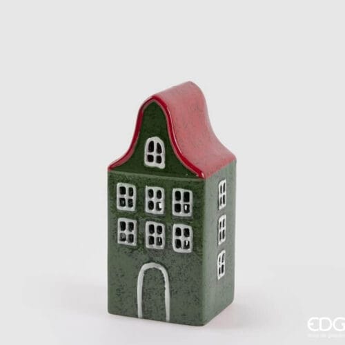 Casetta decorativa in ceramica verde con tetto rosso ondulato e finestre illuminate a LED.