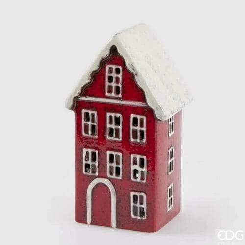 Casetta decorativa rossa in ceramica con tetto innevato e finestre bianche, illuminata internamente da LED.