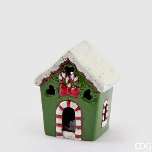 Casetta decorativa natalizia verde con tetto bianco effetto neve, caramelle e fiocco rosso.