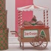Carretto natalizio EDG decorativo con struttura in stile marzapane, dolci finti e tetto a righe rosse e bianche.