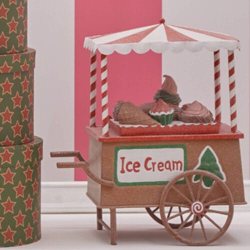 Carretto natalizio EDG decorativo con struttura in stile marzapane, dolci finti e tetto a righe rosse e bianche.