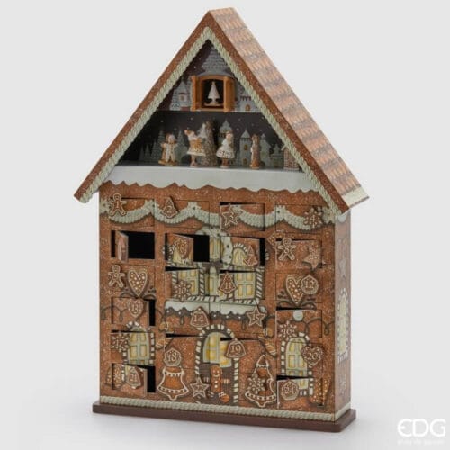 Calendario dell’avvento a forma di casetta in stile pan di zenzero con decorazioni natalizie, luci LED, figure in movimento e musica.