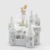 Castello decorativo bianco effetto neve con ballerina in tutù e colomba, dotato di LED e carillon con movimento.