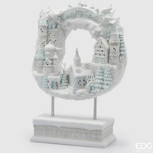 Decorazione natalizia a forma di corona con villaggio innevato e castelli, effetto ghiaccio e luci LED su base bianca.