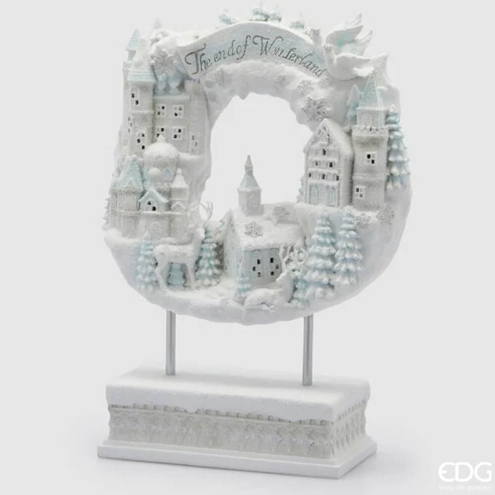 EDG Corona Villaggio Ghiacciato LED H48 cm 1 Decorazione natalizia a forma di corona con villaggio innevato e castelli, effetto ghiaccio e luci LED su base bianca.