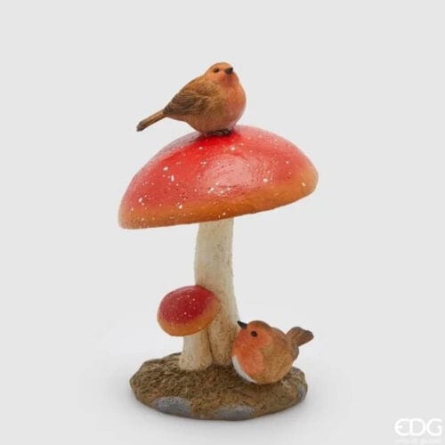 Figura decorativa in resina raffigurante un grande fungo rosso con due pettirossi: uno sulla cima e uno alla base.