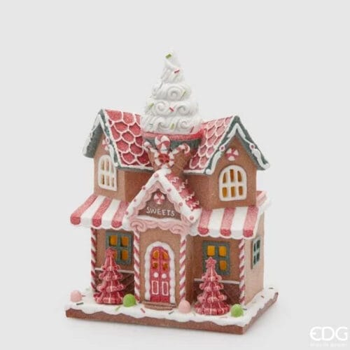 Casetta decorativa in stile marzapane con tetto panna, caramelle, alberi e finestre colorate, dotata di luce LED.