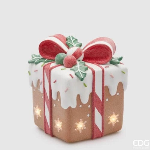 Decorazione natalizia a forma di pacco regalo in resina, con fiocco rosso e bianco, agrifoglio e luci LED a forma di fiocchi di neve.