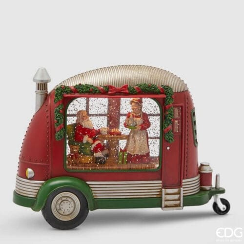 Carillon natalizio EDG a forma di camper rosso e verde con scena interna di Babbo Natale e Mamma Natale, decorato con luci e neve artificiale.