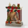 Carillon natalizio a forma di camino in resina, con Babbo Natale, albero di Natale, cavallino a dondolo, calze appese e regali, decorato con luci LED e neve.