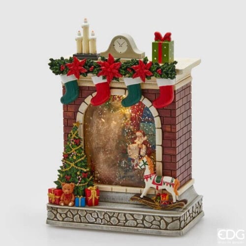 Carillon natalizio a forma di camino in resina, con Babbo Natale, albero di Natale, cavallino a dondolo, calze appese e regali, decorato con luci LED e neve.