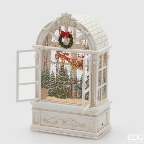 Carillon natalizio a forma di finestra bianca in stile shabby chic con Babbo Natale, slitta e alberi innevati. Movimento, luci LED e musica inclusi.